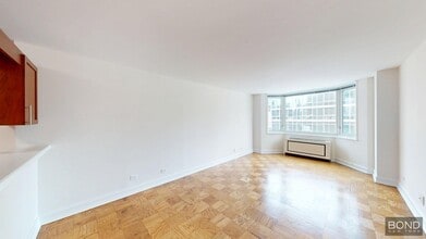 Building Photo - 400 E 71st St