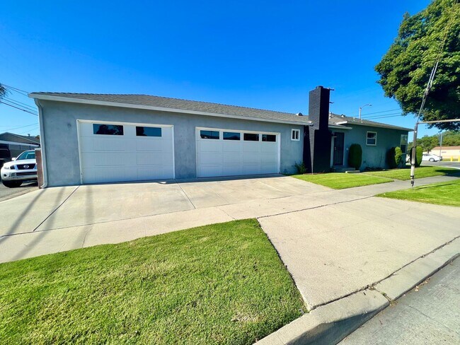 Building Photo - Spacious Lakewood House on Oversized Corne...