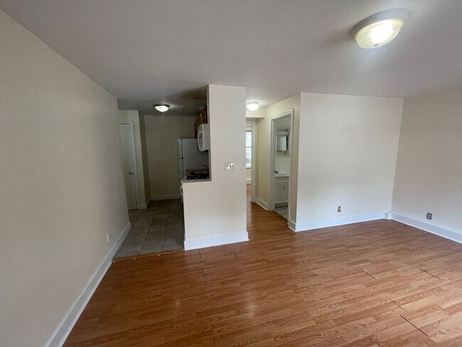 Foto del edificio - Renovated 1  bed , Sunny and Spacious, Utilities and laundry Inc Close to train 1 free Month