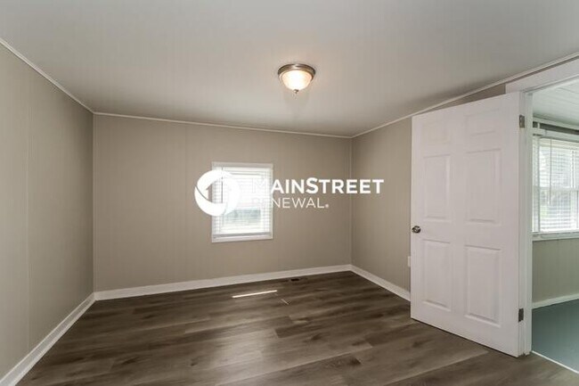 Foto del edificio - 4 Bedroom Pet-Friendly Home in CRYSTAL CITY, MO with Main Street Renewal