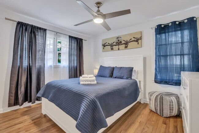 Building Photo - 217 Holly Ave