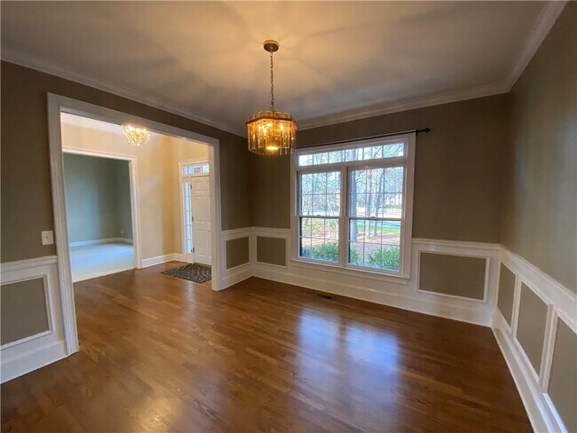 Building Photo - 5190 Southlake Dr