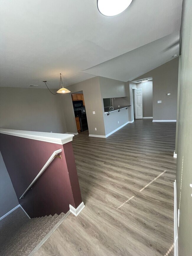 Building Photo - Upper Condo in Woodside Meadows