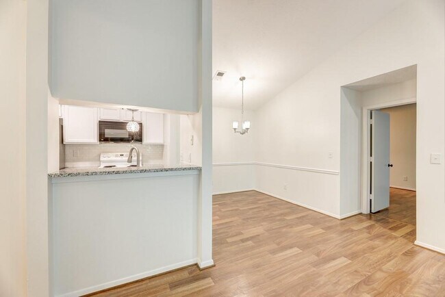 Foto del edificio - 529 Warm Springs Cir