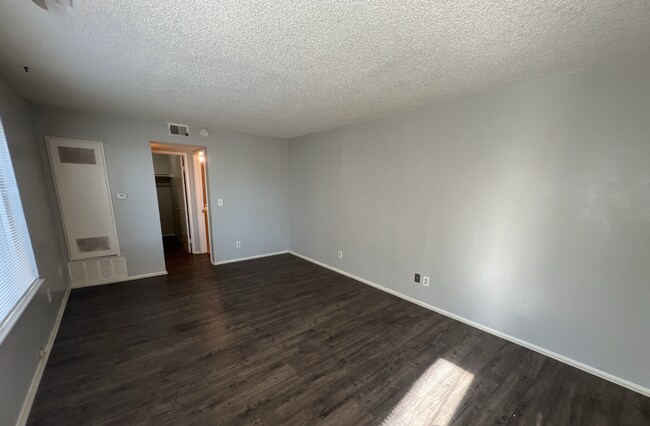 Building Photo - Studio Apartment in High Hollows Condominiums