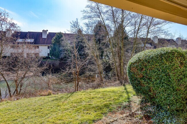 Foto del edificio - 242 Tavistock Rd