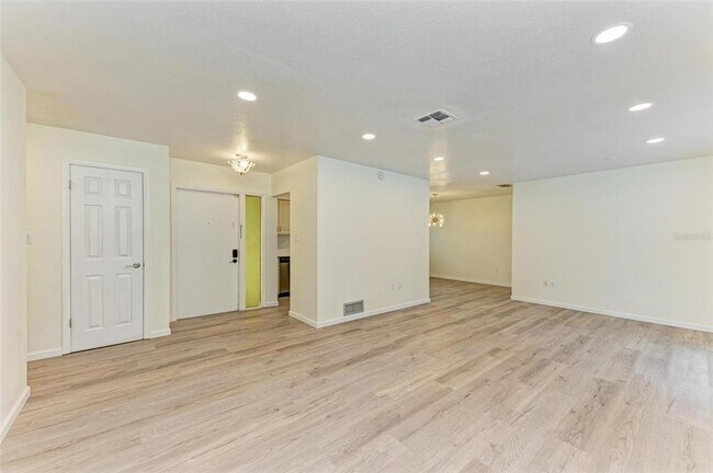 Foto del edificio - 3707 Kingswood Dr