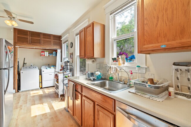 Building Photo - 253 W Elm St