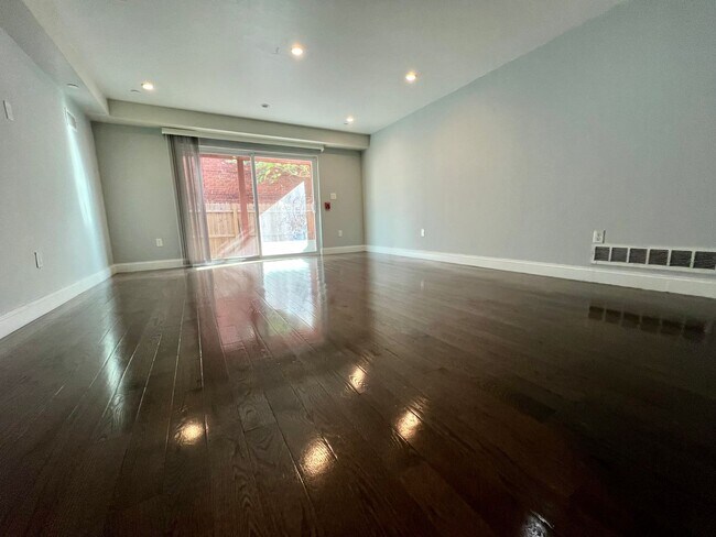 Foto del edificio - Stunning 3-Bedroom Condo in Point Breeze! Available NOW!