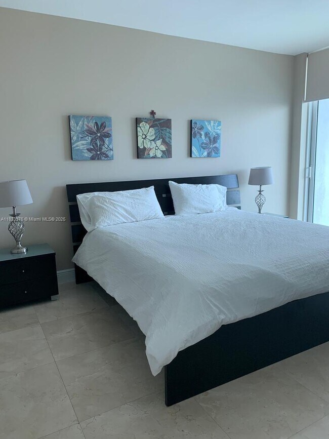 Building Photo - 950 Brickell Bay Dr