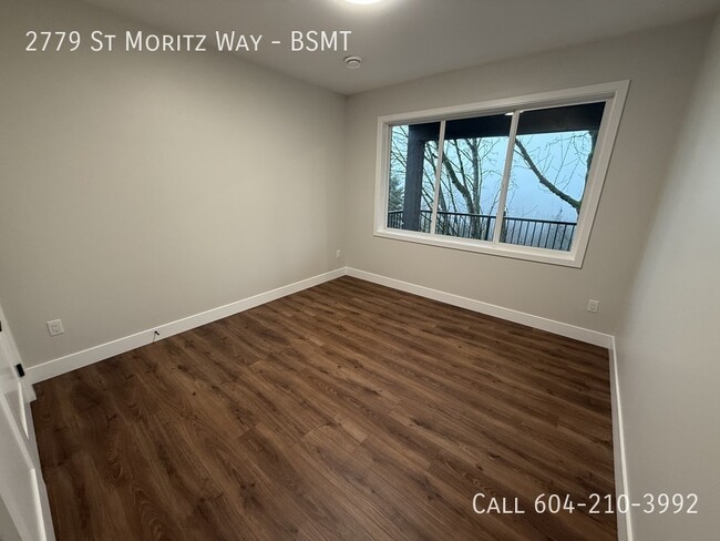 Building Photo - Spacious 2 Bedroom Unit with a View!