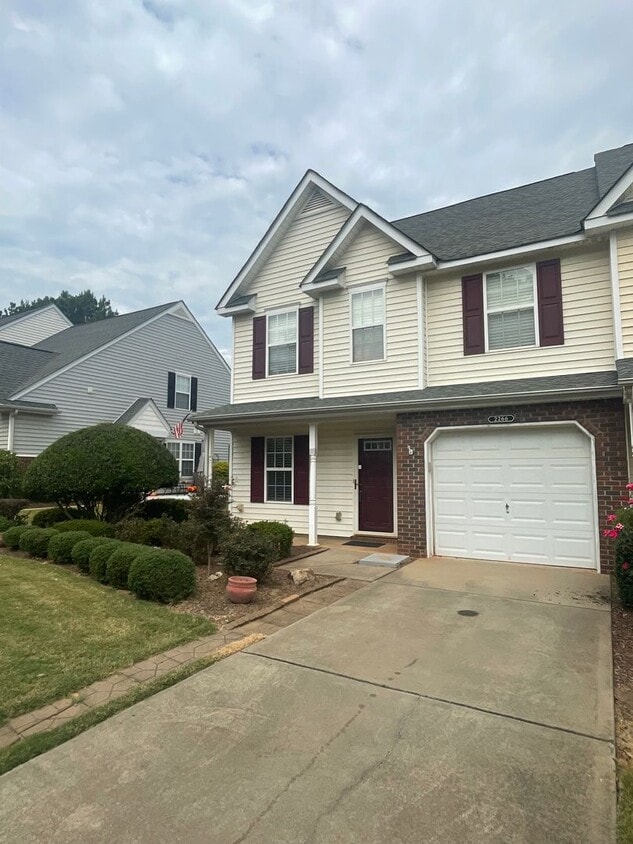 Building Photo - Meticulously Maintained End-Unit Townhome ...