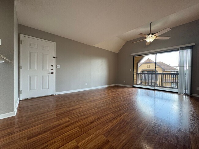 Foto del edificio - Altamonte Springs Top Floor Condo ~ Gated Waterfront Community ~ Must See!