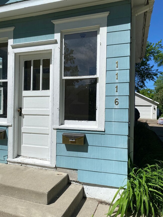 Building Photo - Charming 2 Bedroom Upper-Level Duplex on B...