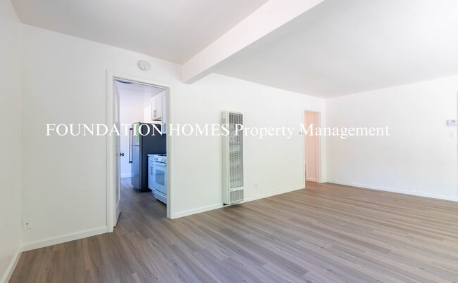 Foto del edificio - Bright & Spacious 2BD/1BA Upper-Level Dupl...