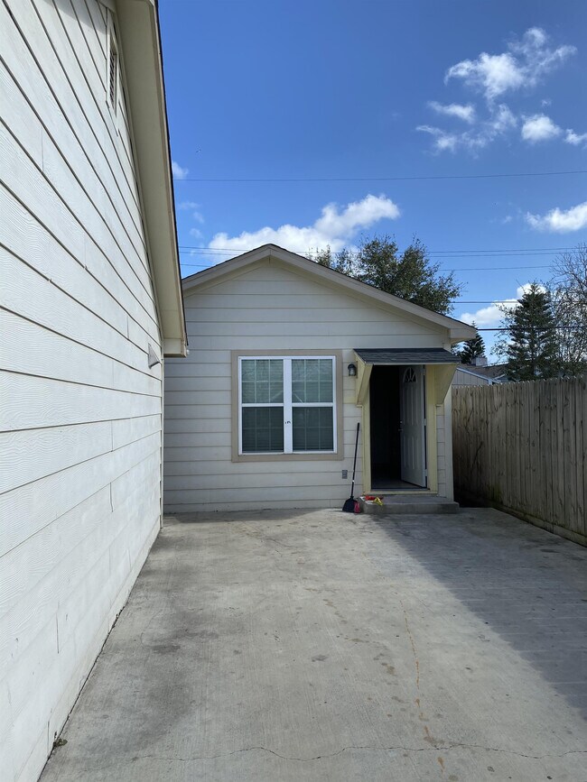 Building Photo - 418 Villa Dr