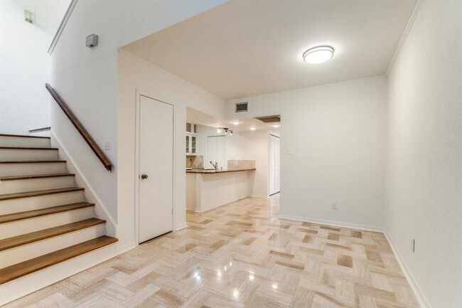 Building Photo - 952 Memorial Village Dr