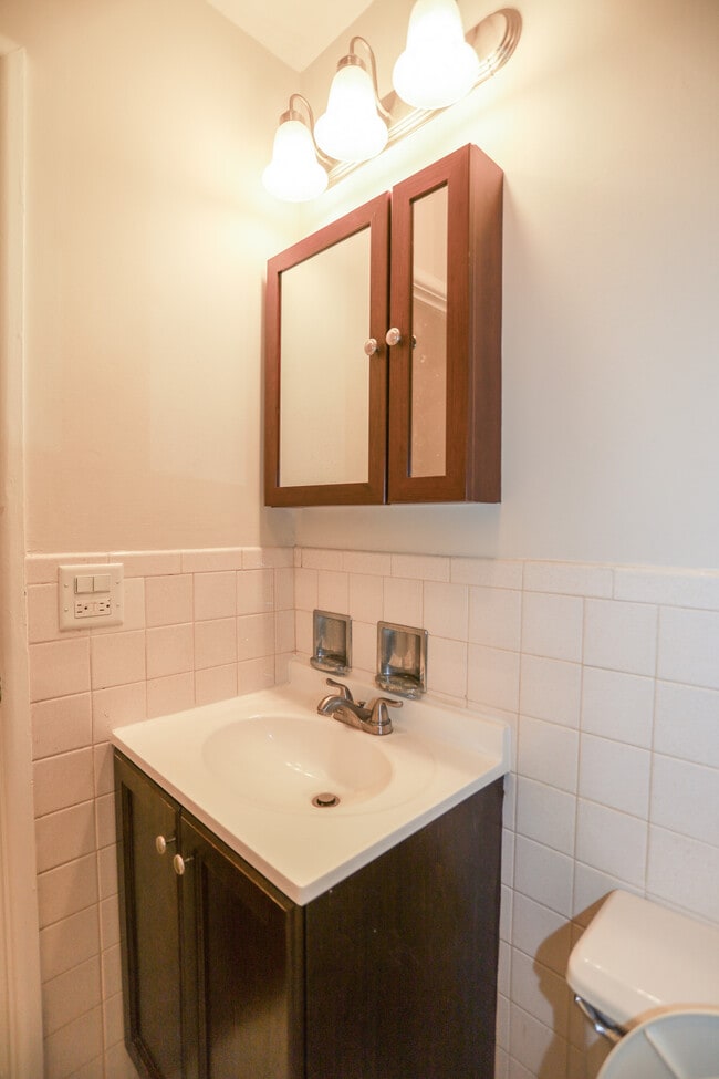 Building Photo - 5859 N Winthrop Ave