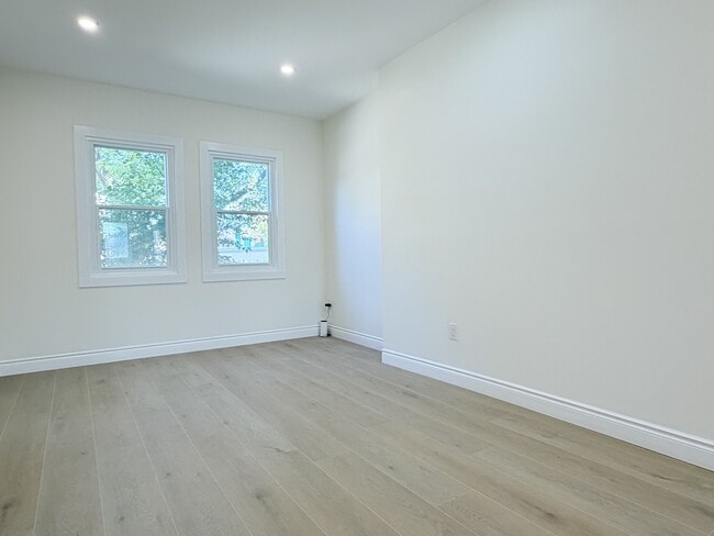Building Photo - 691 Ouellette Ave