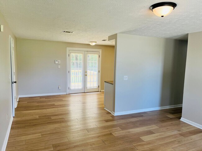 Foto del edificio - Wow! Check out this charming 4-bedroom, 1-...
