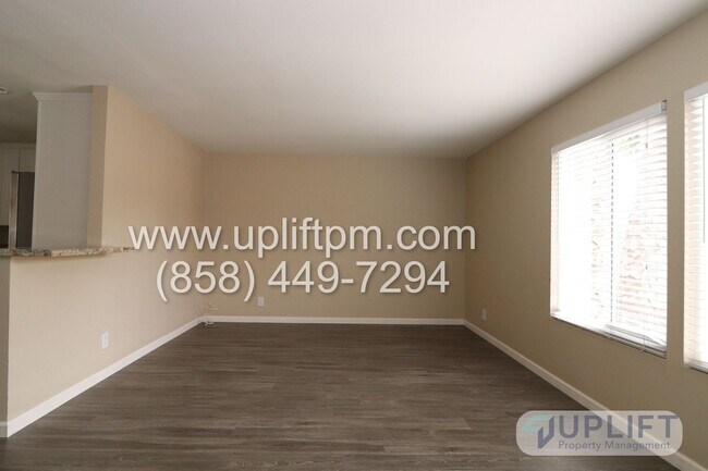 Building Photo - 4Bed 2 Bath Single story house with Sunpor...