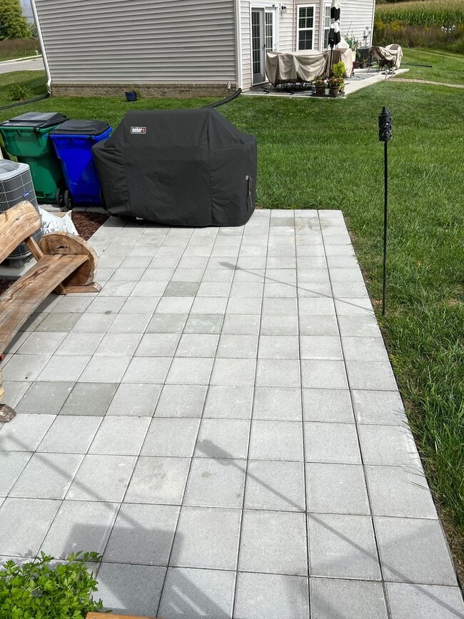 Building Photo - 4 Bedroom Home with Garage & Convenient ac...