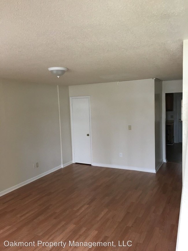 Building Photo - 2819 Breezewood Ave