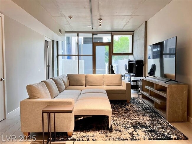 Building Photo - Gorgeous Furnished Juhl unit with direct a...