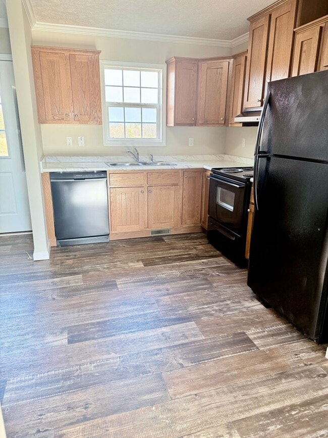 Building Photo - Beautiful 2 Bed, 1 Bath Apartment in Leicester Available now!