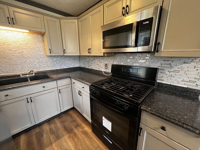 Foto del edificio - Freshly Painted 2-Bedroom with Refinished Hardwood Floors