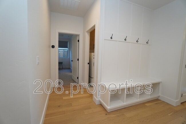 Building Photo - 537 S Steephead Ln