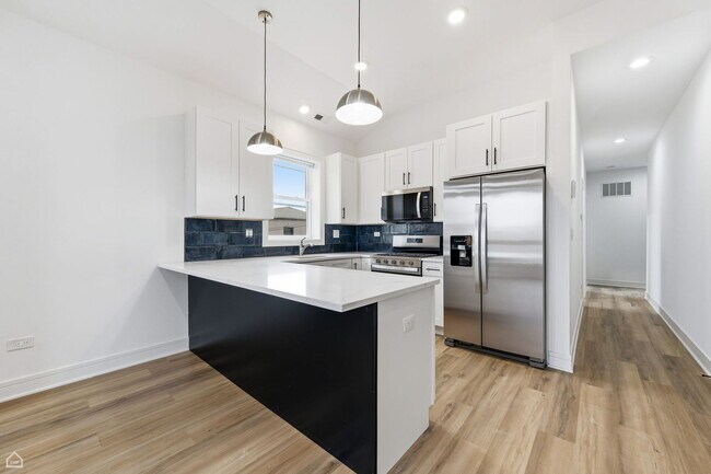 Building Photo - 861 E 63rd Pl