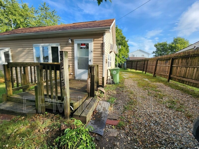 Primary Photo - 3215 Franklin St