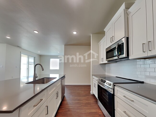 Foto del edificio - 1512 N Garnet Creek Ave