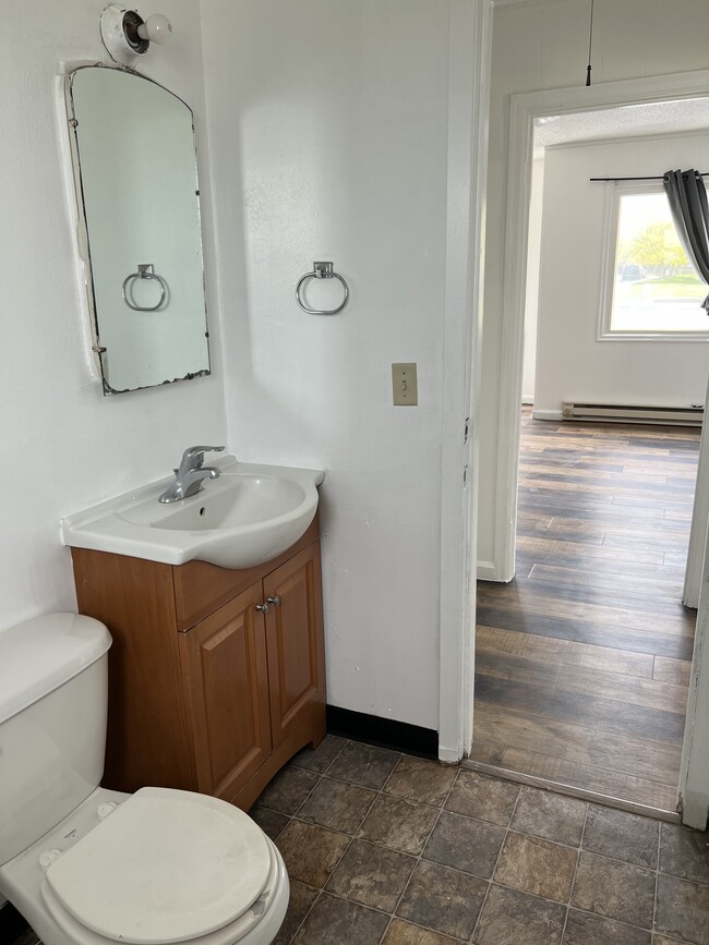 Building Photo - 802 N Grape Dr