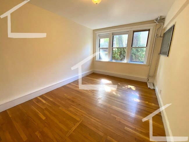 Building Photo - Large 2 Bed Available NOW!!!