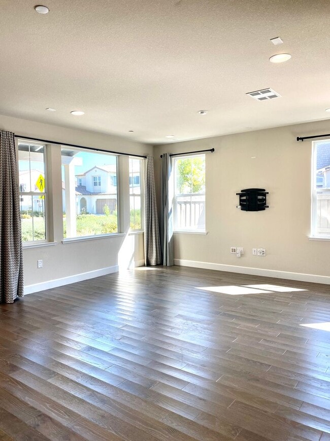 Building Photo - Stunning five bedroom in The Cannery