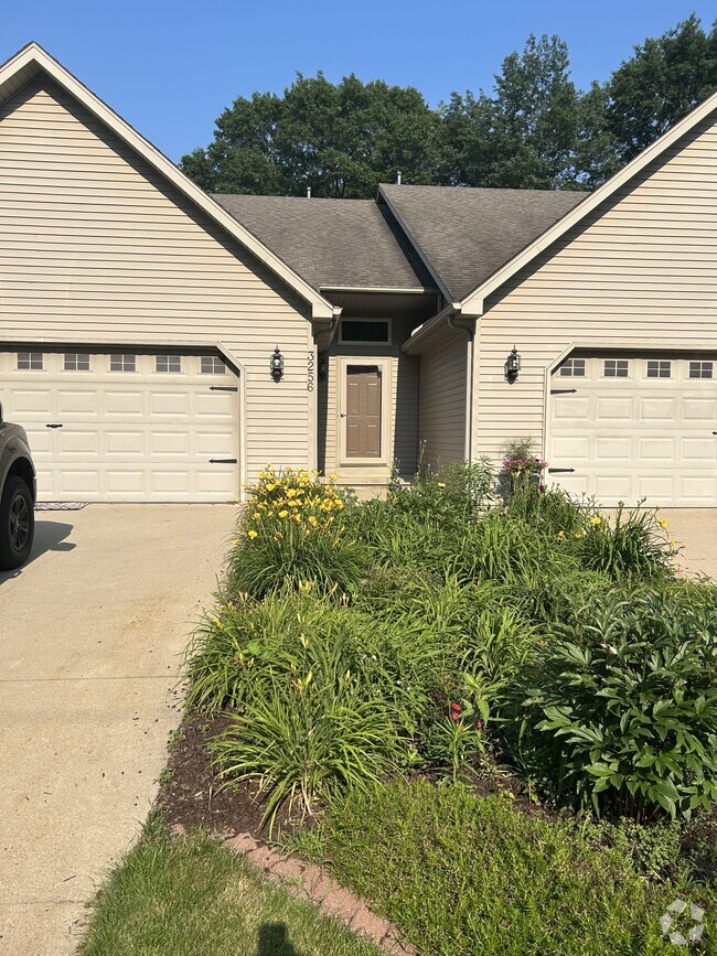 Building Photo - 3256 Maple Grv