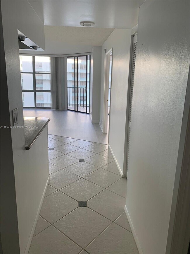 Building Photo - 1865 Brickell Ave