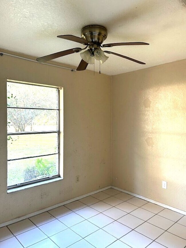 Building Photo - 820 Oak Manor Dr