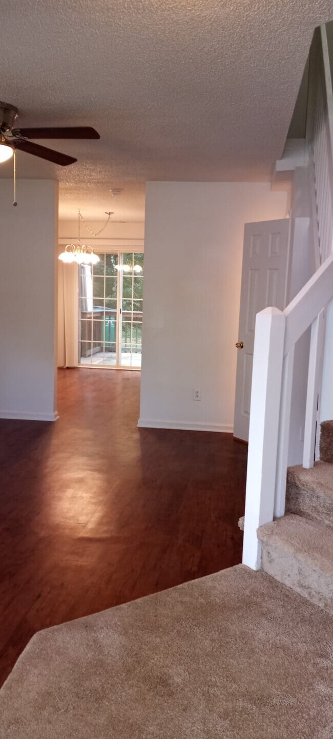 Foto del edificio - 6121 Windsor Gate Ln