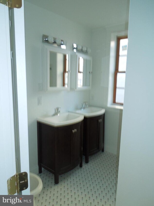 Primary Photo - 33 W Market St