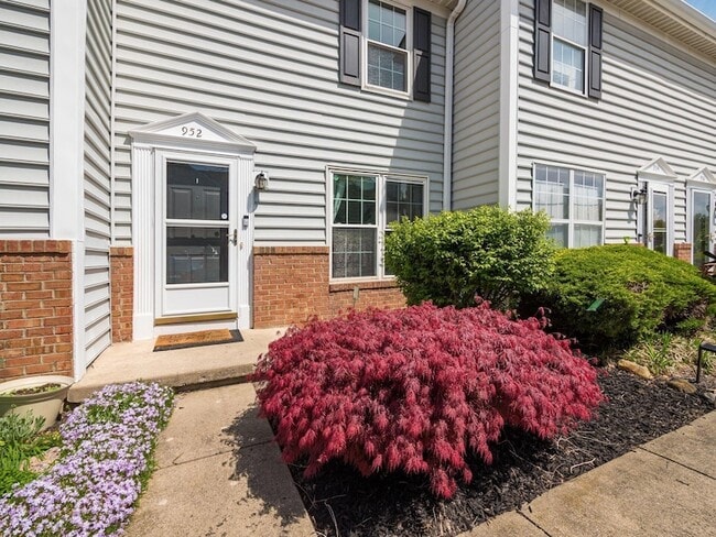 Building Photo - 952 Charleston Way Dr