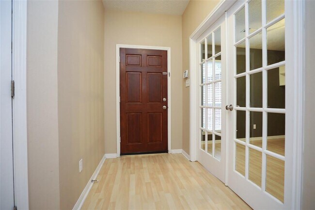 Foto del edificio - 22815 Red River Dr
