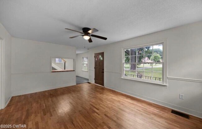 Building Photo - New Listing