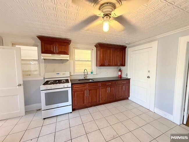 Building Photo - 122 Cross St