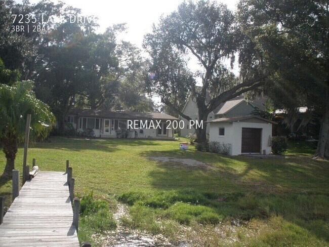 Foto del edificio - 7235 Lake Dr