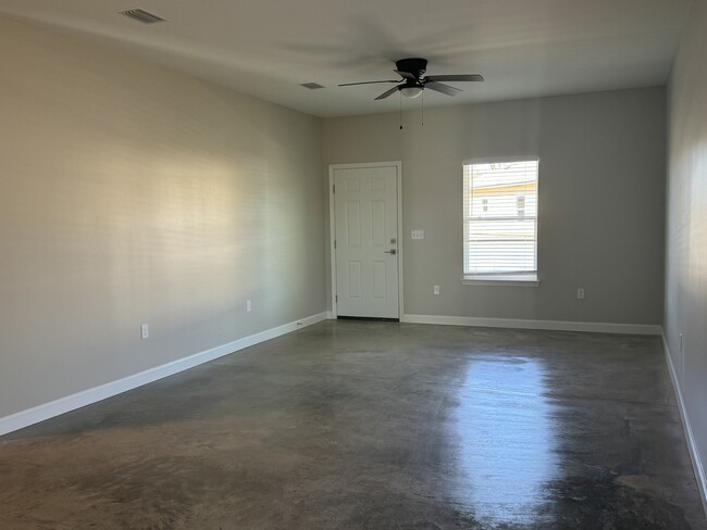 Building Photo - 114 Rodeo Ln