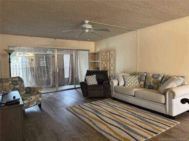 Foto del edificio - 1350 NE 14th Ct