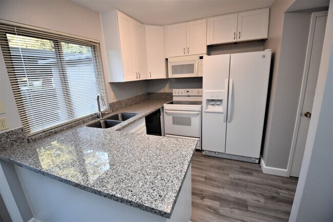 Foto del edificio - 8744 Woodman Way